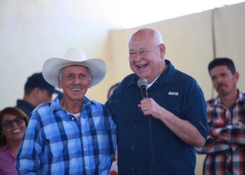 GIRA DE GOBERNADOR VCC EN MULEGÉ: ENTREGA APOYOS A PROYECTOS PRODUCTIVOS Y SUPERVISA OBRA CARRETERA