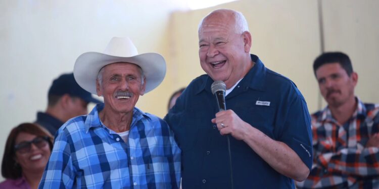 GIRA DE GOBERNADOR VCC EN MULEGÉ: ENTREGA APOYOS A PROYECTOS PRODUCTIVOS Y SUPERVISA OBRA CARRETERA