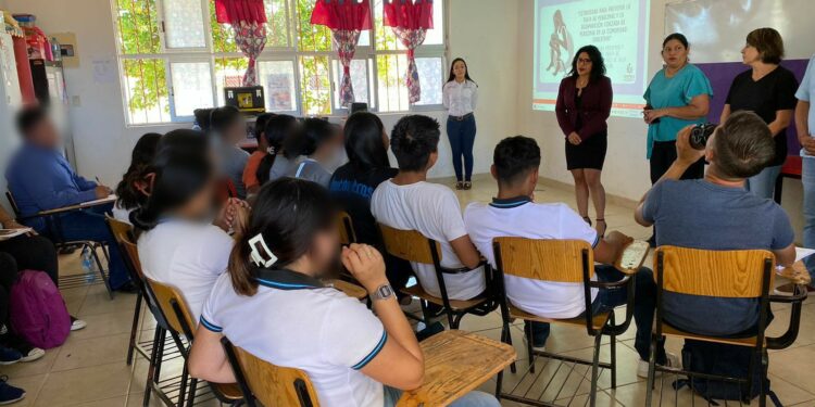 IMPARTE COMISIÓN PARA PREVENIR Y ERRADICAR LA TRATA DE PERSONAS CURSO A 362 ESTUDIANTES DE BACHILLERATO