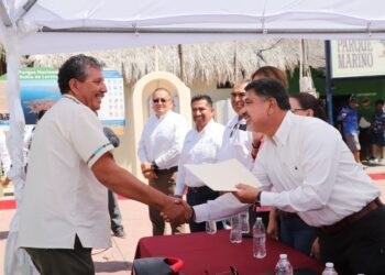 ENTREGA GOBIERNO DEL ESTADO CONCESIONES Y PERMISOS A CHOFERES DE TAXI EN LORETO