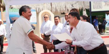 ENTREGA GOBIERNO DEL ESTADO CONCESIONES Y PERMISOS A CHOFERES DE TAXI EN LORETO