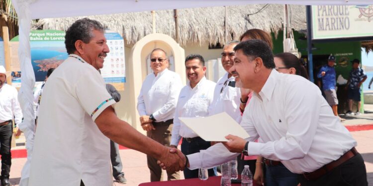 ENTREGA GOBIERNO DEL ESTADO CONCESIONES Y PERMISOS A CHOFERES DE TAXI EN LORETO