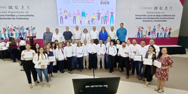 CLAUSURAN GOBIERNO DEL ESTADO Y SEDIF DIPLOMADOS SOBRE DEMOCRACIA FAMILIAR Y DESARROLLO LOCAL EN BCS