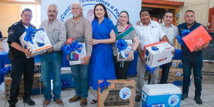 CELEBRAN EN MULEGÉ A PAPÁS TRABAJADORES DEL AYUNTAMIENTO