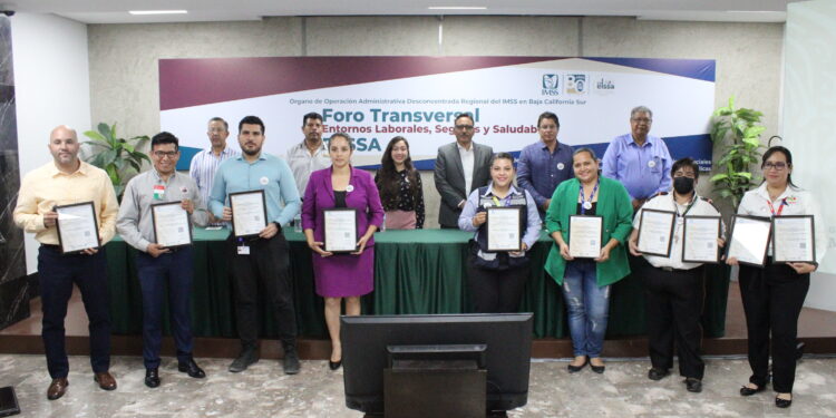 Entrega IMSS Baja California Sur, 14 distintivos del Programa Entornos Laborales Seguros y Saludables