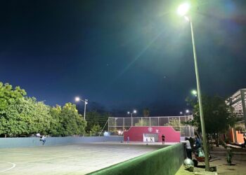 Instala Servicios Públicos reflectores en parque “Los Mangos”