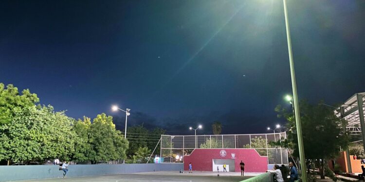 Instala Servicios Públicos reflectores en parque “Los Mangos”