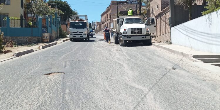 Lleva a cabo Servicios Públicos bacheo en calles de Todos Santos