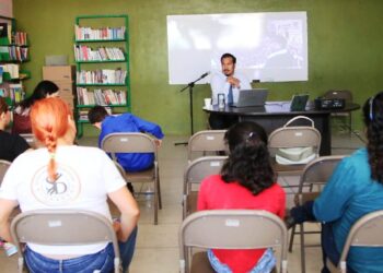 Presentan la conferencia “La Máquina del Desamparo”