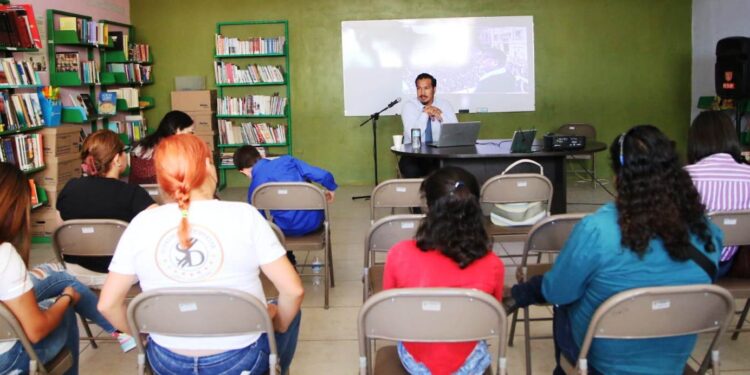 Presentan la conferencia “La Máquina del Desamparo”