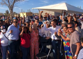 Atiende Ricardo Velázquez a vecinos de la colonia Flores Magón, en Cabo San Lucas; temen ser despojados