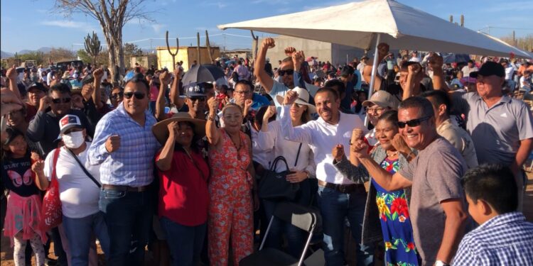 Atiende Ricardo Velázquez a vecinos de la colonia Flores Magón, en Cabo San Lucas; temen ser despojados