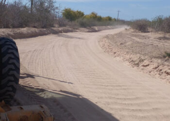 Rehabilitan 10 kilómetros de caminos rurales en el ejido Álvaro Obregón