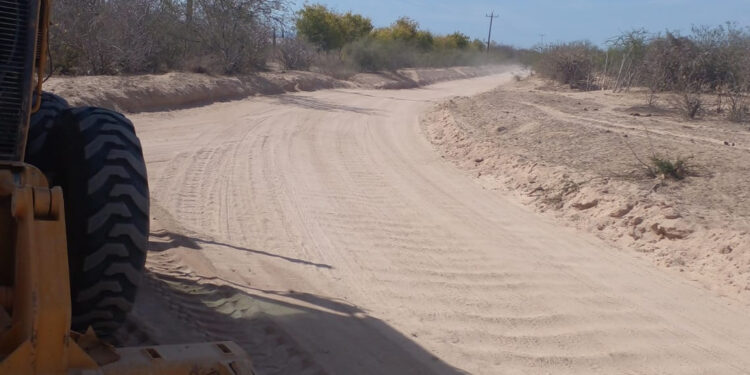 Rehabilitan 10 kilómetros de caminos rurales en el ejido Álvaro Obregón