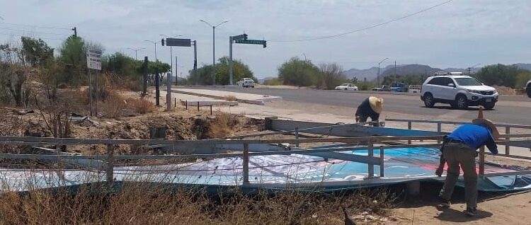 Retira Ayuntamiento de La Paz 6 estructuras publicitarias, sin autorización