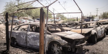 Impactante video muestra el incendio de una yarda de autos en Mexicali con valientes civiles rescatando vehículos
