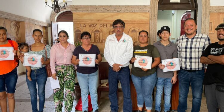 Entrega de apoyos asistenciales y económicos