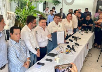A fin de despejar rumores y malos entendidos en relación con la construcción y puesta en marcha de la nueva planta desaladora de 250 litros por segundos de agua potable en la delegación de Cabo San Lucas y de la Mejora Integral de Gestión (MIG) para la ampliación de la red de distribución , en una conferencia de prensa donde prevaleció la información concisa y precisa de los pormenores y avances que hasta el momento se tiene de la asociación público-privada (APP) de la planta desaladora