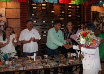 Con la finalidad de seguir fomentando la lectura en las bibliotecas que ofrecen un espacio físico y virtual,  el presidente municipal Oscar Leggs Castro, reiteró el compromiso de continuar apoyando en infraestructura y equipo de cómputo