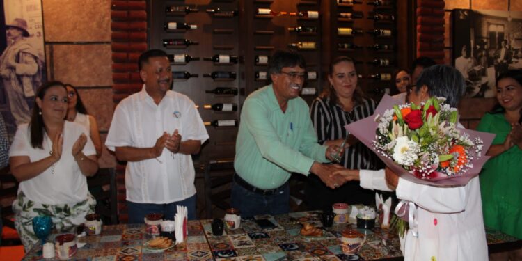 Con la finalidad de seguir fomentando la lectura en las bibliotecas que ofrecen un espacio físico y virtual,  el presidente municipal Oscar Leggs Castro, reiteró el compromiso de continuar apoyando en infraestructura y equipo de cómputo