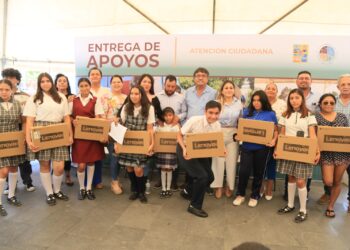 el alcalde de Los Cabos Oscar Leggs Castro, tuvo a bien hacer entrega de diversos apoyos educativos con una inversión de $165 mil pesos, así como apoyos a personas en temas de salud para lo que se destinó un recurso de $235 mil pesos.