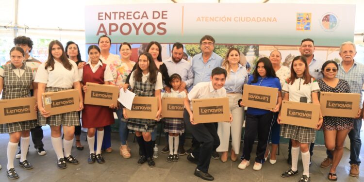 el alcalde de Los Cabos Oscar Leggs Castro, tuvo a bien hacer entrega de diversos apoyos educativos con una inversión de $165 mil pesos, así como apoyos a personas en temas de salud para lo que se destinó un recurso de $235 mil pesos.