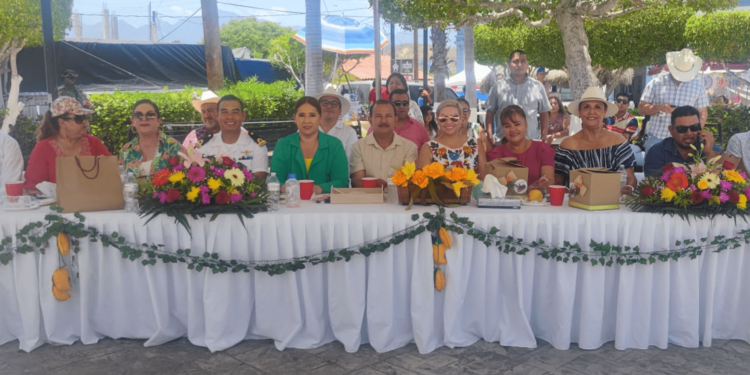 Este sábado se llevó a cabo el corte de listón por parte de las autoridades municipales y estatales, con el que quedó formalmente inaugurada la Feria del Mango