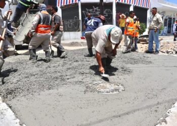 Dieron el banderazo para comenzar los trabajos del Programa Permanente de Bacheo con la donación de empresas concreteras de la localidad;