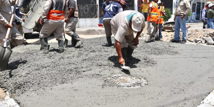 Dieron el banderazo para comenzar los trabajos del Programa Permanente de Bacheo con la donación de empresas concreteras de la localidad;