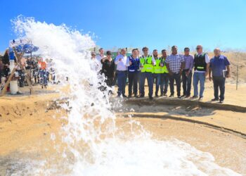 En gira de trabajo por la delegación de Cabo San Lucas, el presidente municipal Oscar Leggs Castro, en compañía del director general del Oomsapaslc Ismael Rodríguez Piña, supervisó el aforo -que hasta el momento es de 52 litros por segundo de agua- en el nuevo Pozo #5 “El Chaparro”