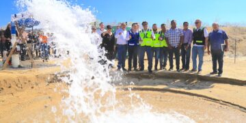En gira de trabajo por la delegación de Cabo San Lucas, el presidente municipal Oscar Leggs Castro, en compañía del director general del Oomsapaslc Ismael Rodríguez Piña, supervisó el aforo -que hasta el momento es de 52 litros por segundo de agua- en el nuevo Pozo #5 “El Chaparro”