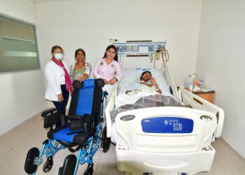 A través de la Dirección Municipal de Atención Ciudadana que dirige Dina Margarita De La Paz Araiza, donó una silla de ruedas especial al ciudadano Joaquín Eugenio Ruiz