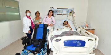 A través de la Dirección Municipal de Atención Ciudadana que dirige Dina Margarita De La Paz Araiza, donó una silla de ruedas especial al ciudadano Joaquín Eugenio Ruiz