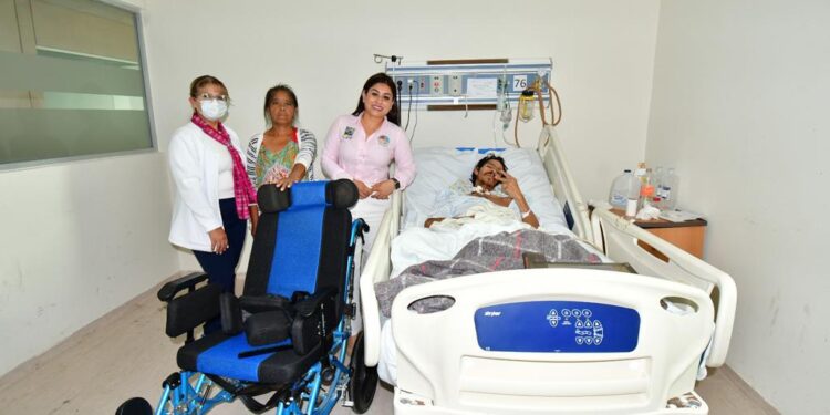 A través de la Dirección Municipal de Atención Ciudadana que dirige Dina Margarita De La Paz Araiza, donó una silla de ruedas especial al ciudadano Joaquín Eugenio Ruiz