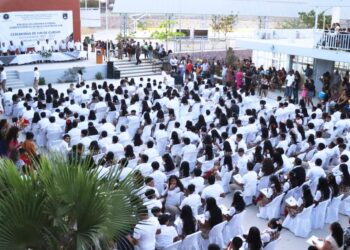 El presidente municipal Oscar Leggs Castro, felicitó a las y los egresados, reconociendo su esfuerzo para concluir sus estudios pese a que son una generación que le tocó vivir un sinfín de experiencias