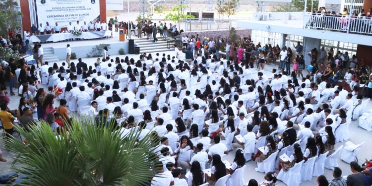 El presidente municipal Oscar Leggs Castro, felicitó a las y los egresados, reconociendo su esfuerzo para concluir sus estudios pese a que son una generación que le tocó vivir un sinfín de experiencias