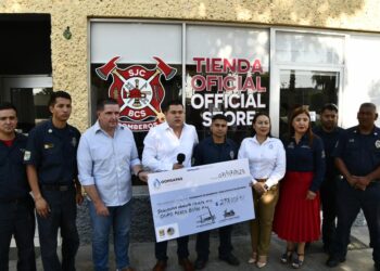 Hicieron entrega del recurso económico bimestral, al personal de la Benemérita Cruz Roja Mexicana y al Departamento de Bomberos por la cantidad de $594 mil 017.57 pesos.