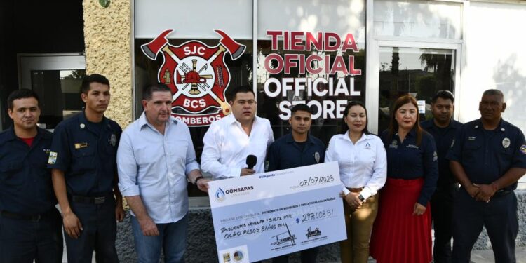Hicieron entrega del recurso económico bimestral, al personal de la Benemérita Cruz Roja Mexicana y al Departamento de Bomberos por la cantidad de $594 mil 017.57 pesos.