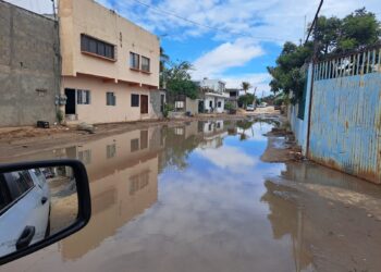 La directora municipal de Protección Civil Leticia Rivera tras los efectos de la baja presión en el Pacífico, personal a su cargo llevó a cabo un recorrido por las zonas de alto riesgo, así como calles, playas y comunidades en la zona rural a fin de verificar y cuantificar daños o afectaciones.
