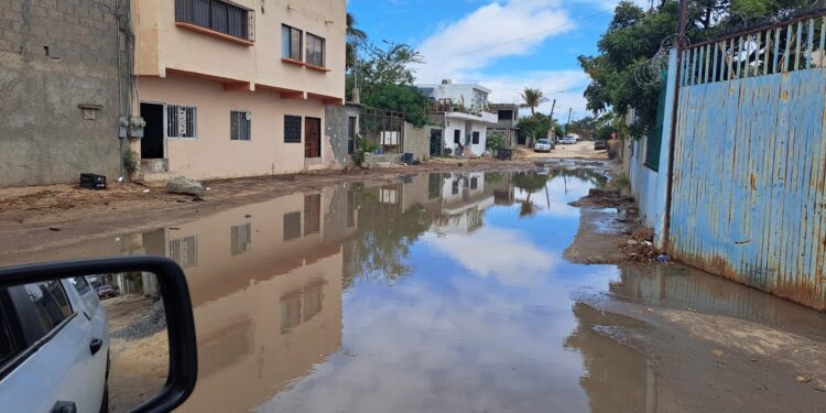La directora municipal de Protección Civil Leticia Rivera tras los efectos de la baja presión en el Pacífico, personal a su cargo llevó a cabo un recorrido por las zonas de alto riesgo, así como calles, playas y comunidades en la zona rural a fin de verificar y cuantificar daños o afectaciones.