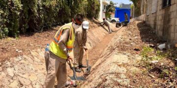 llevan a cabo acciones de limpieza en zonas que se han convertido en basureros clandestinos, asimismo solicitan la colaboración de la ciudadanía para que contribuya y no utilice estos espacios como tiraderos que afectan la salud, dan una mala imagen y dañan el medio ambiente.