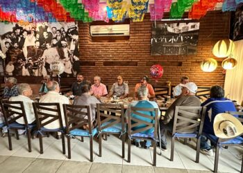 El Sistema Municipal DIF Los Cabos que encabeza la presidenta honoraria Flora Aguilar de Leggs, la mañana del pasado miercoles tuvo a bien organizar un desayuno para los abuelos de la Casa de Día en San José del Cabo, con el fin de celebrar el Día del Padre; al festejo que se llevó a cabo en el restaurante Jazmin’s, asistieron 16 abuelitos que disfrutaron de dicha conmemoración.