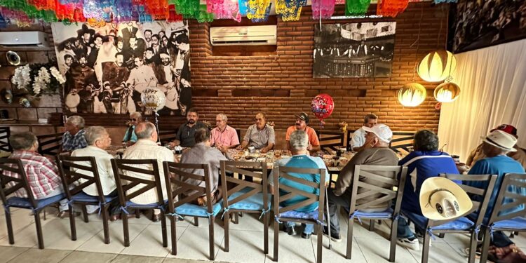 El Sistema Municipal DIF Los Cabos que encabeza la presidenta honoraria Flora Aguilar de Leggs, la mañana del pasado miercoles tuvo a bien organizar un desayuno para los abuelos de la Casa de Día en San José del Cabo, con el fin de celebrar el Día del Padre; al festejo que se llevó a cabo en el restaurante Jazmin’s, asistieron 16 abuelitos que disfrutaron de dicha conmemoración.