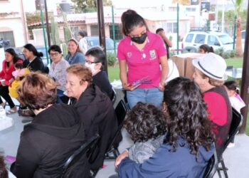 Personal de la Coordinación del Instituto de las Mujeres del Municipio de Los Cabos (IMMLC) en Cabo San Lucas, imparte pláticas para informarlas sobre sus derechos, autocuidado emocional, físico y mental