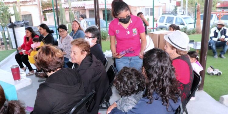 Personal de la Coordinación del Instituto de las Mujeres del Municipio de Los Cabos (IMMLC) en Cabo San Lucas, imparte pláticas para informarlas sobre sus derechos, autocuidado emocional, físico y mental