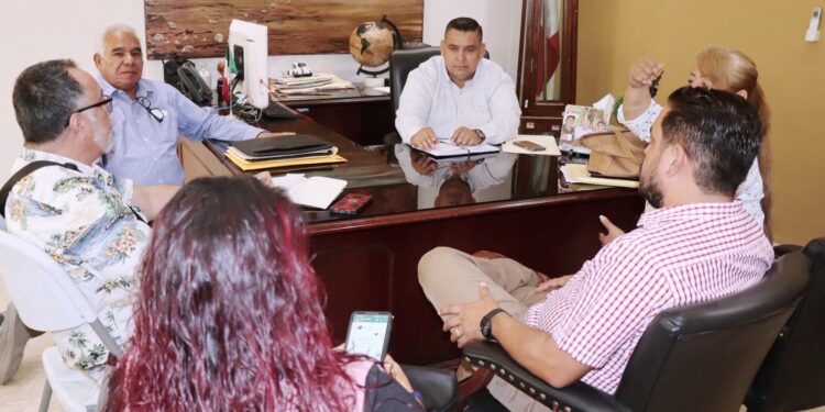 En seguimiento a la instrucción precisa del alcalde Oscar Leggs Castro de atender y orientar a la ciudadanía con situaciones concernientes a la tenencia de la tierra, titulares de las direcciones municipales de Asuntos Jurídicos, Legislativos y Reglamentarios