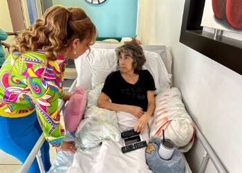Flora Aguilar de Leggs, entregó directamente una cama hospitalaria a la ciudadana Teresita del Niño Jesús Lago Casas en San José del Cabo