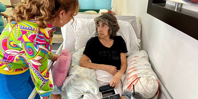 Flora Aguilar de Leggs, entregó directamente una cama hospitalaria a la ciudadana Teresita del Niño Jesús Lago Casas en San José del Cabo