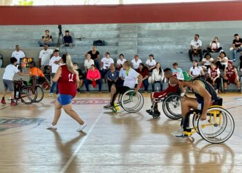 Se llevó a cabo el encuentro entre el equipo profesional de basquetbol Choyeros y el equipo del Instituto Municipal para el Desarrollo e Inclusión de Personas con Discapacidad de Los Cabo