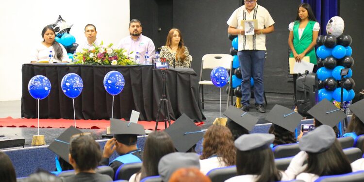 Ceremonia de graduación del Telebachillerato Comunitario #52 Vista Hermosa